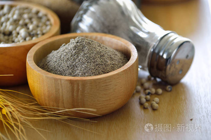 胡椒粉在杯子在桌