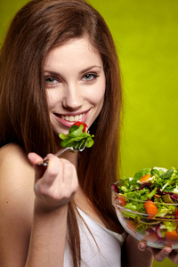 沙拉绿色背景上的幸福健康女人