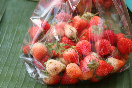 新鲜草莓在街道食物