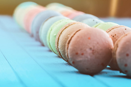 线的五彩 macaron 或杏仁在绿松石木质背景, 杏仁饼干在粉彩色调, 选择性对焦, 色调