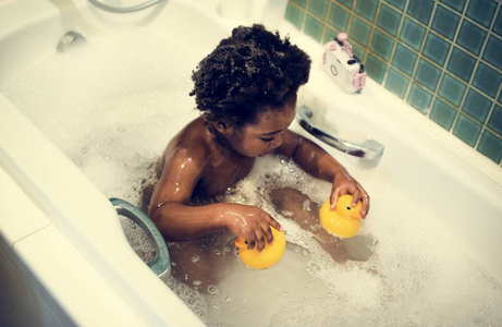 非洲后裔孩子沐浴图片