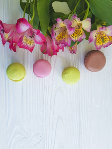 macaron, alstroemeria 花在木