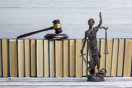 法律概念开放法律书与木法官在桌在法庭或执法办公室。复制文本空间