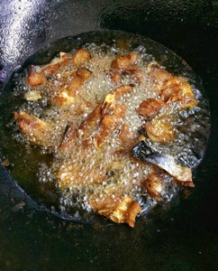 条纹鲶鱼煎锅油图片