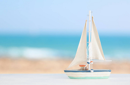 航海概念与白色装饰小船在热带海风景背景
