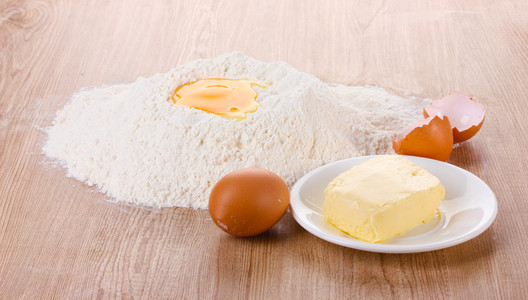 鸡蛋面粉和黄油的木桌上板