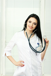 年轻漂亮的女医生用听诊器