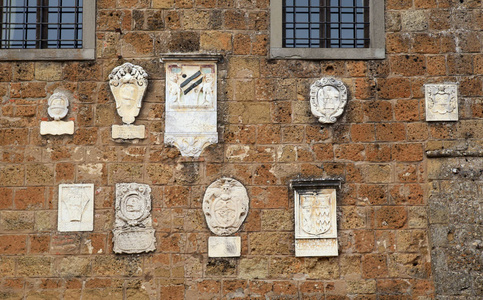 中世纪石墙与浮雕, 意大利