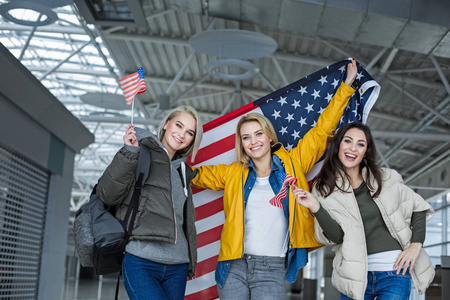 高兴的妇女保持在美国的旗帜图片