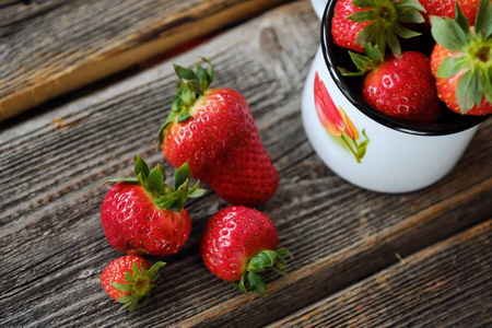 新鲜多汁的草莓在一个美丽的杯子在桌上
