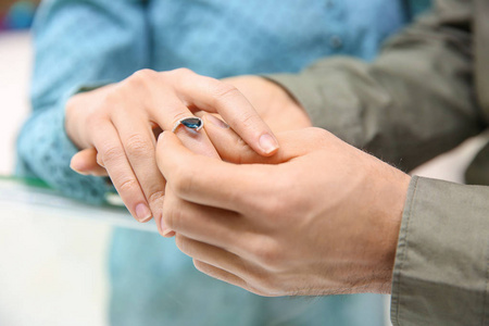 年轻夫妇选择戒指
