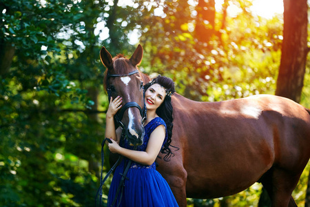 穿着马的漂亮女孩