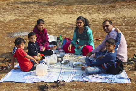 印度家庭在 Tamihini 卡德, 浦那附近农场吃早餐
