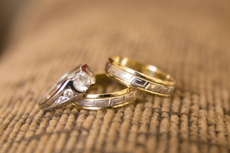 结婚戒指金色丝带。环.黄金