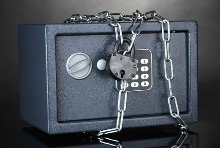 安全与链和灰色的背景上的锁