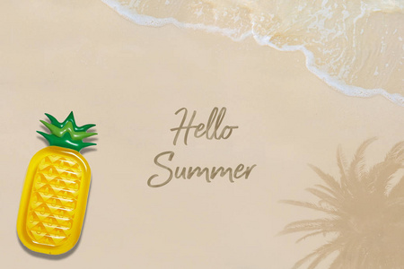 顶部景观照片的甜菠萝沙滩与干净的海浪和文字你好夏天。暑假概念