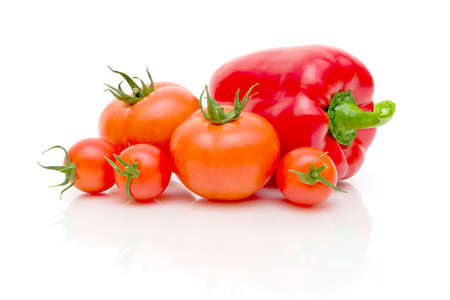 西红柿和红辣椒在白色背景上