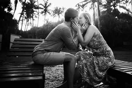 快乐的年轻夫妇在假日接吻, 斯里兰卡
