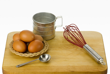 鸡蛋和烹饪工具图片