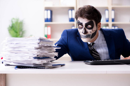 Businessmsn 在办公室工作的吓人口罩