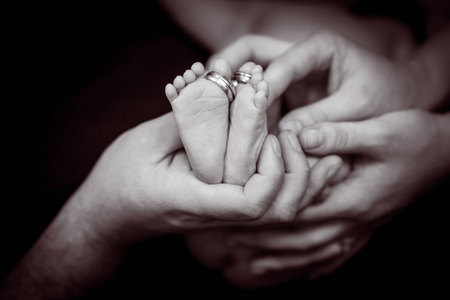 婴儿脚。幸福的家庭观念。美丽的母性概念形象