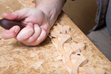 木雕创造家具装饰品。木雕的手凿子工具木雕装饰品