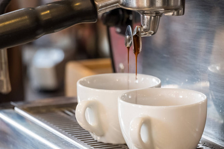 从咖啡机 portafilter 到白杯的浓缩咖啡