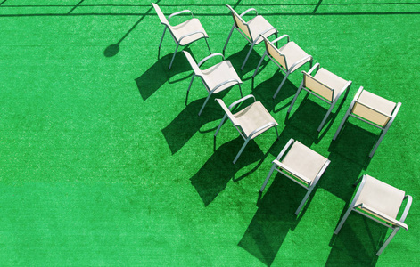 weddibg 仪式的白色椅子在人造绿色表面投射阴影。wiev 从 abowe