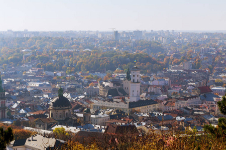 古代的利沃夫观从高度，倾斜移位。古城，一个旅游胜地的美景