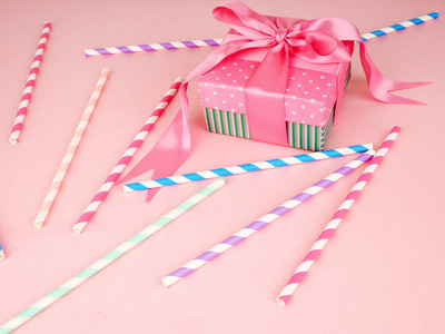 五彩纸屑节日背景, 礼品盒粉红色丝带