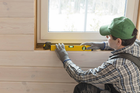 建筑工人隔热环保木制木结构房屋, 木纤维板材。拉托维亚