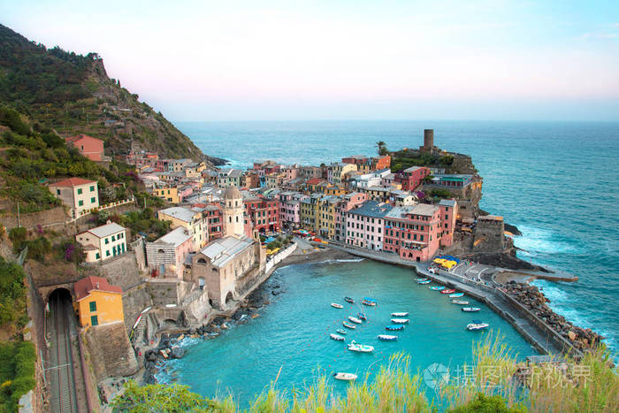 神奇的景观与船在海湾和有色的房子上日