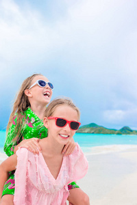孩子们在热带海滩期间热带夏季度假海滩在一起玩玩