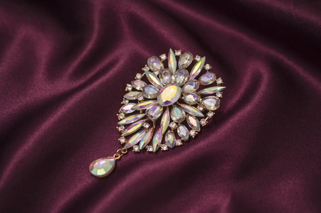 丝绸绸带有色水晶胸针