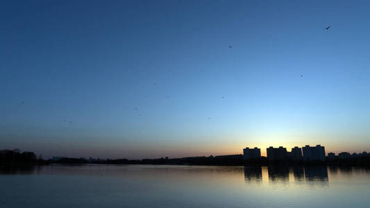 在明斯克, Chizhovka 区的湖泊日落。白俄罗斯