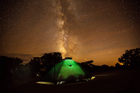 夜空中一夜徘徊地方在美国犹他州峡谷地国家公园的壮观景色