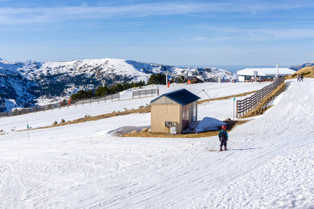 滑雪和滑雪板滑雪度假村的斜坡上的人