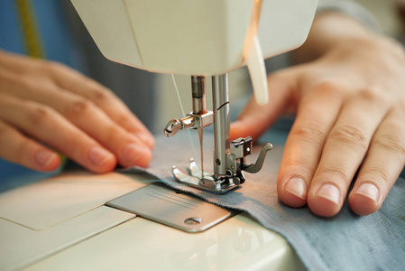 女裁缝手在工作中使用缝纫机