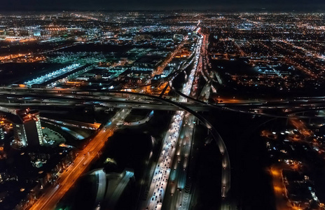 洛杉矶一条大规模公路的鸟瞰图