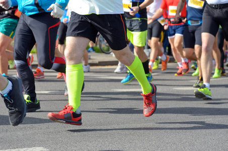 马拉松比赛，许多跑步者脚上道路 体育 健身和健康的生活方式的概念