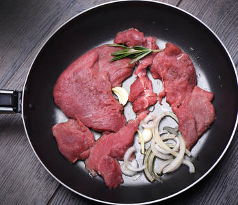 煎锅里的香料牛肉