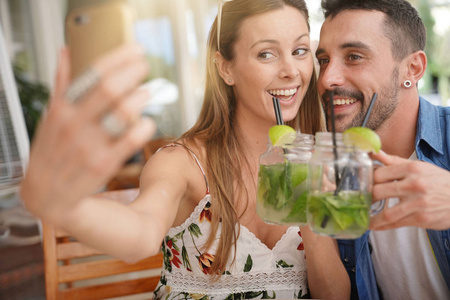 夫妇在喝莫吉托的时候拍自拍照片