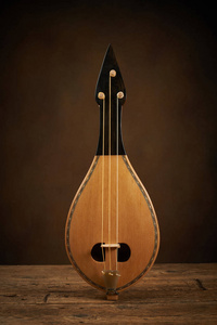 传统希腊乐器叫 Thrakian 莱拉