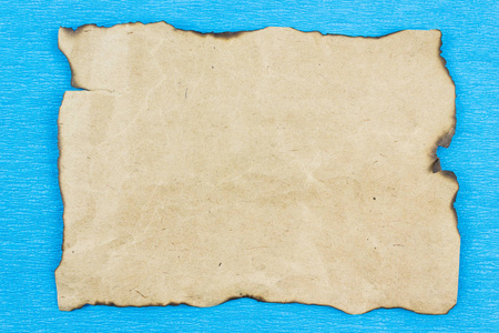 一张旧纸莎草, 牛皮纸作为背景在蓝色桌上。复制文本空间