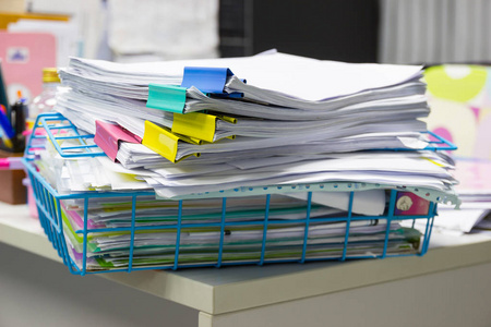 档案文件中的一叠纸在办公室的办公桌上有回形针, 商业概念