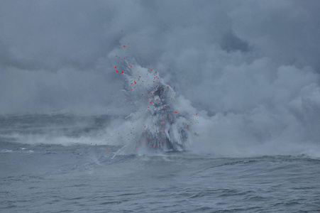 夏威夷火山的热熔岩基拉韦厄流入太平洋水域