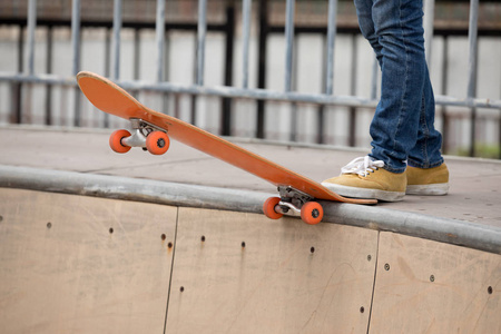 skatepark 斜坡上 kateboarder 练习的裁剪图像