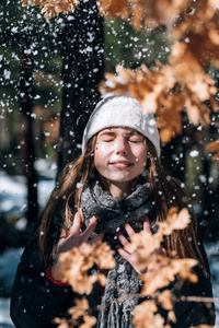 在雪的冬天画像年轻俏丽的妇女