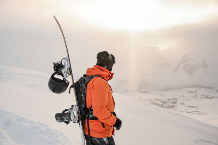滑雪板看山峰的前景色
