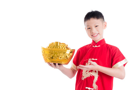 红色传统礼服的中国男孩拿着金钱